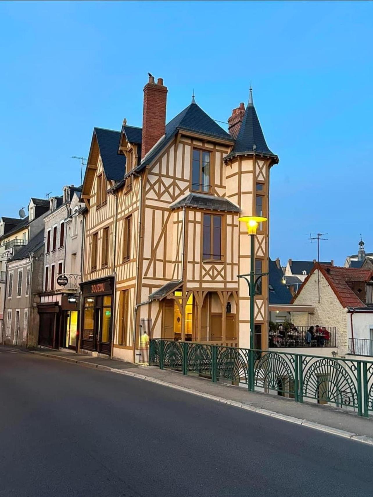 Logis Hotel La Maison A Pan De Bois Vierzon Kültér fotó
