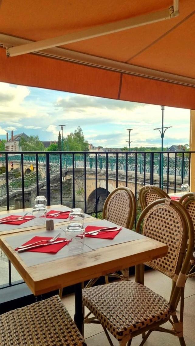 Logis Hotel La Maison A Pan De Bois Vierzon Kültér fotó