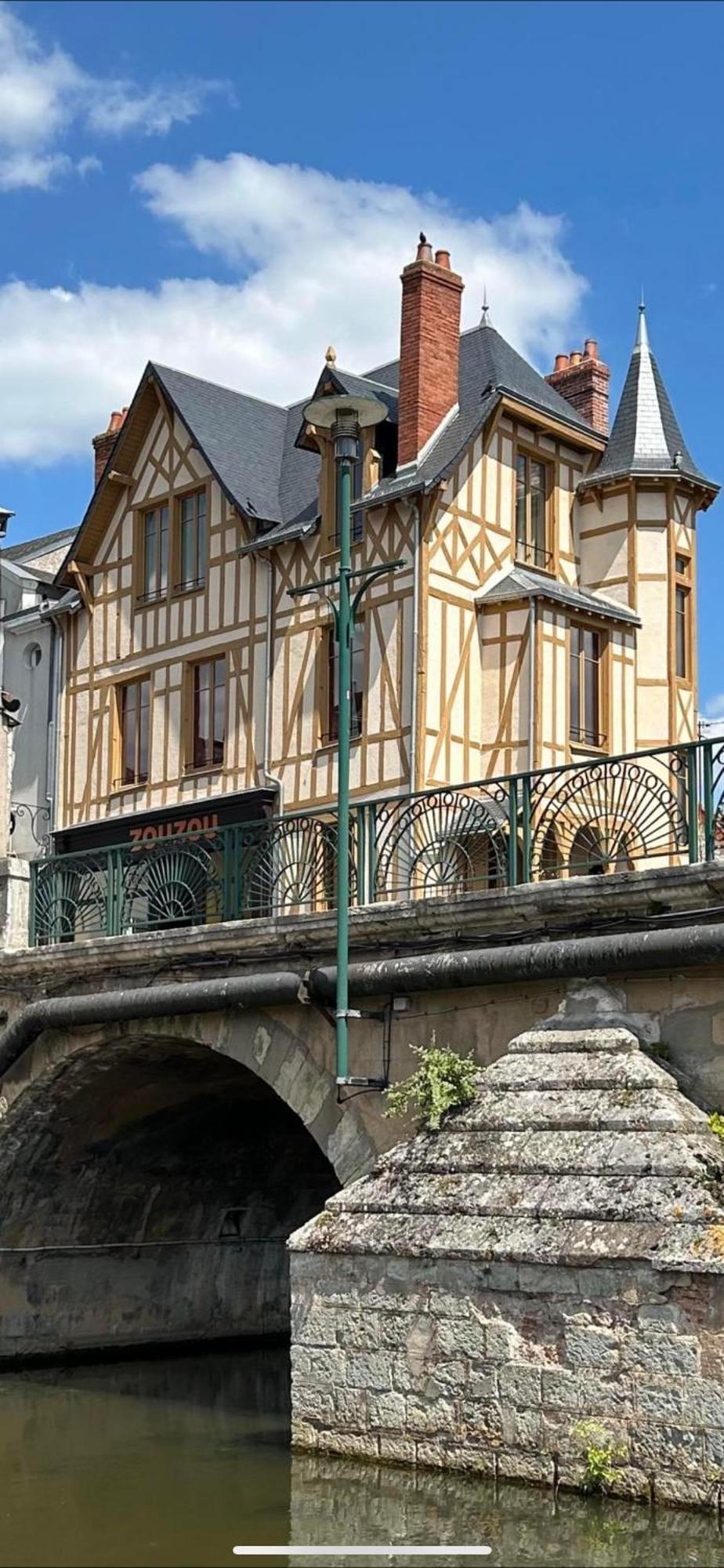 Logis Hotel La Maison A Pan De Bois Vierzon Kültér fotó